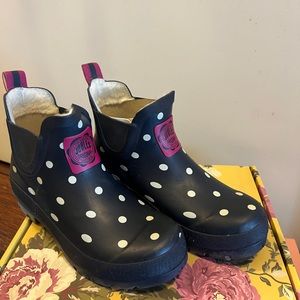 Stylish and cute Chelsea women rain boots from Joules with fur inside